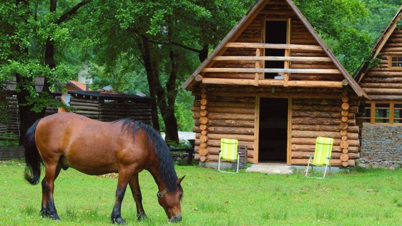 SMJEŠTAJ EKO SELO BORAČKO JEZERO